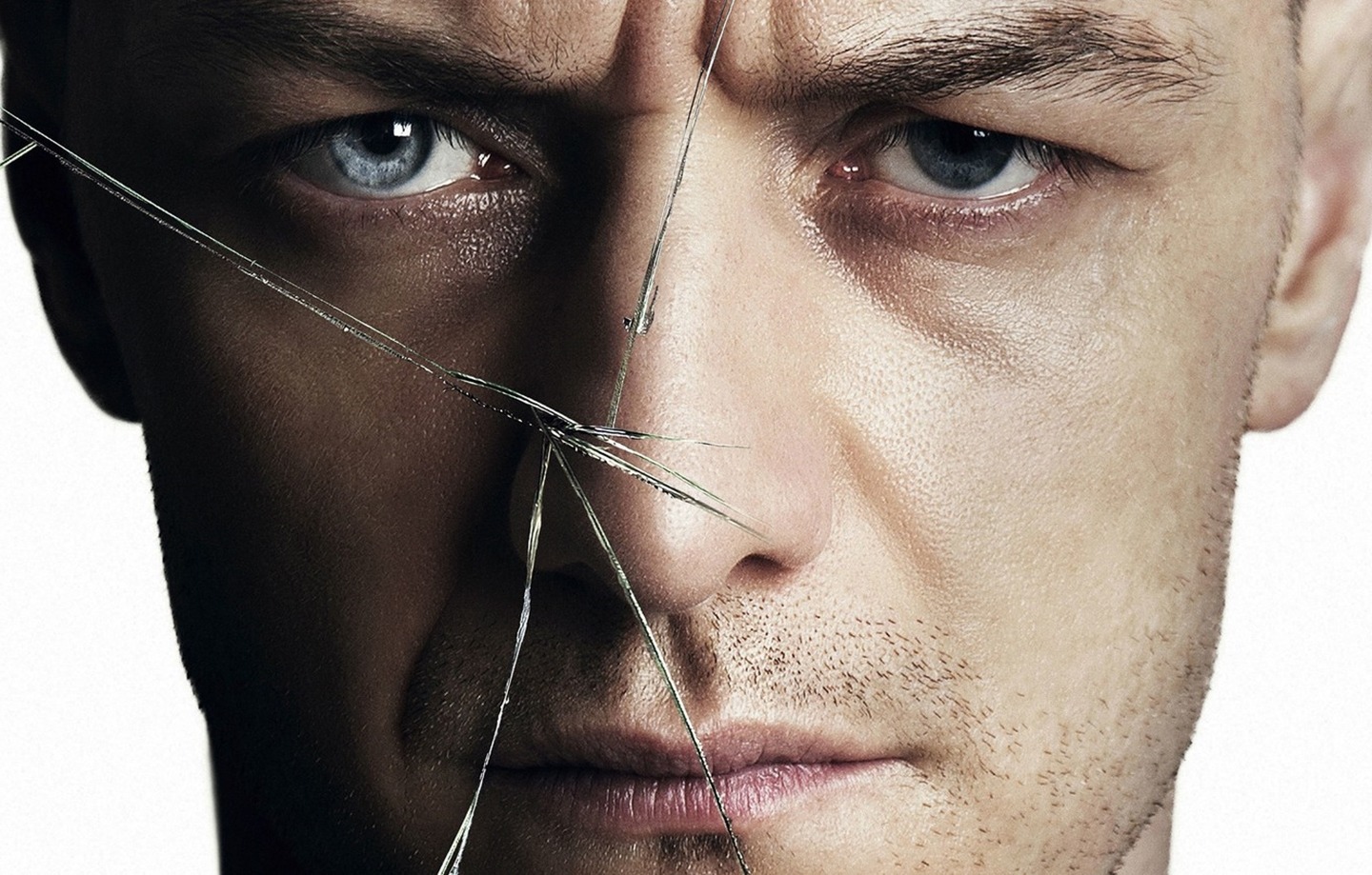 Lee más sobre el artículo Explorando las Profundidades de la Mente: Un Análisis Psicológico de «Split» (Fragmentado)